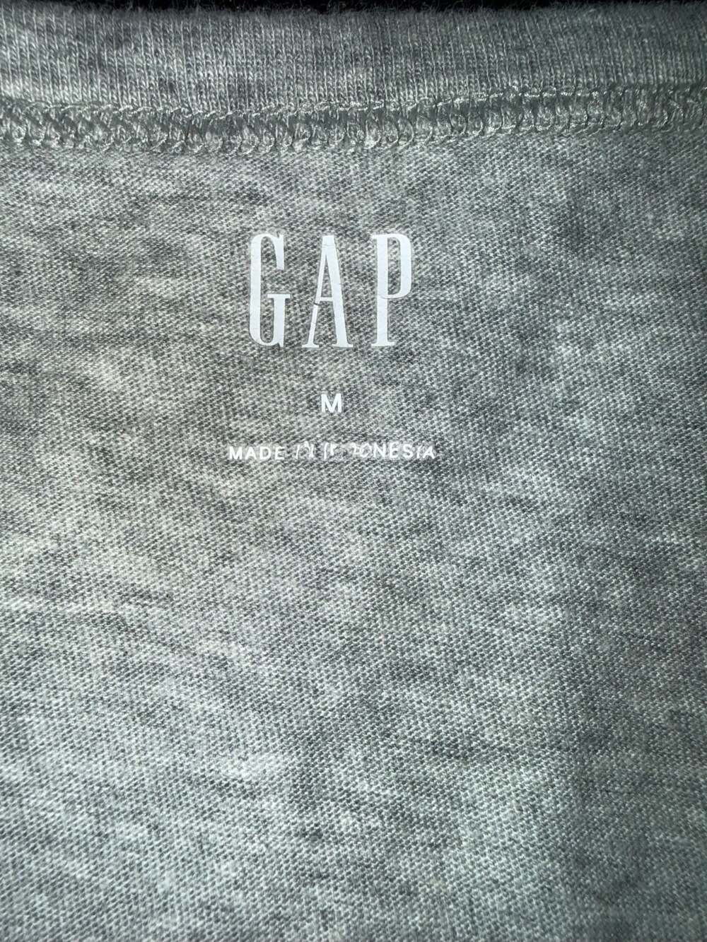Gap Heather Gray Short Sleeve V-Neck T-Shirt size-M - Picture 2 of 5